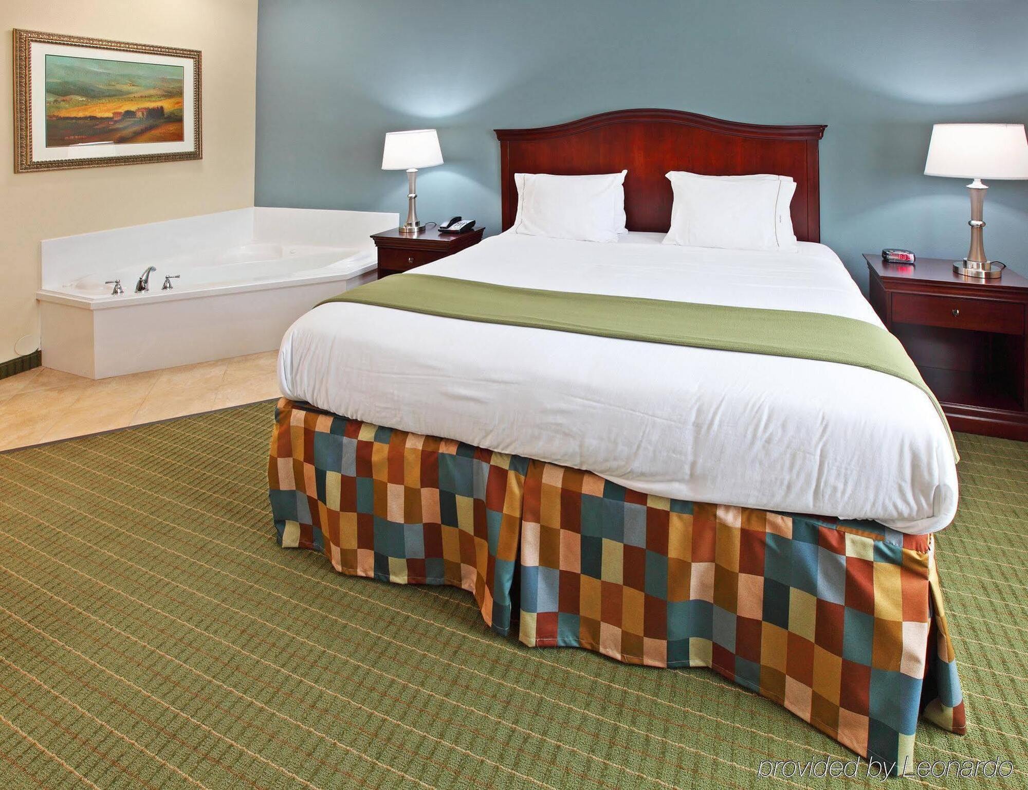 Holiday Inn Express Hotel & Suites Henderson - Traffic Star By Ihg Bagian luar foto